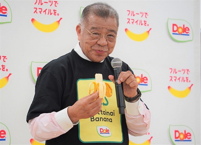 ドールが「もったいないフルーツアクション」始動　バナナから拡大　ミスター虎・掛布さんも協力!? ドールの「もったいないバナナ」を食べる元プロ野球阪神の掛布雅之さん