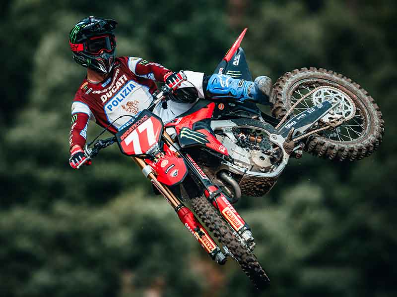【ドゥカティ】開発中の「デスモ450 MX」駆るアレッサンドロ・ルピーノがイタリアMX1モトクロス選手権でタイトルを獲得! メイン