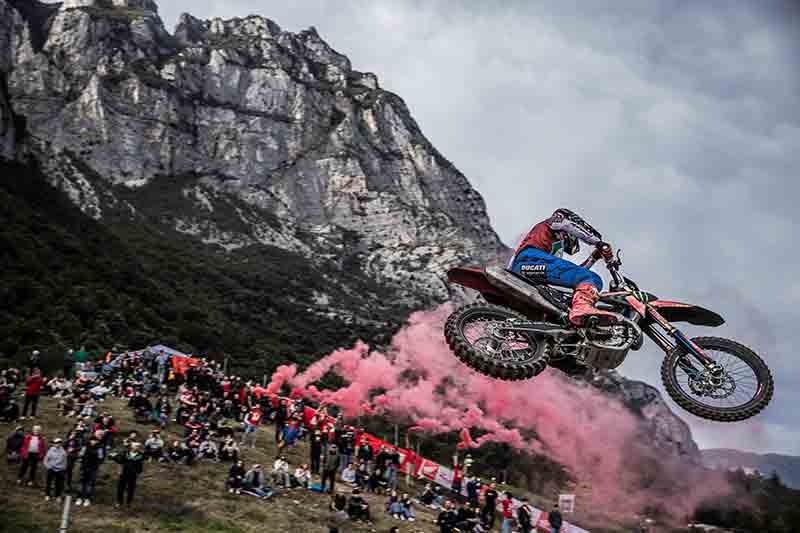 【ドゥカティ】開発中の「デスモ450 MX」駆るアレッサンドロ・ルピーノがイタリアMX1モトクロス選手権でタイトルを獲得! 記事1