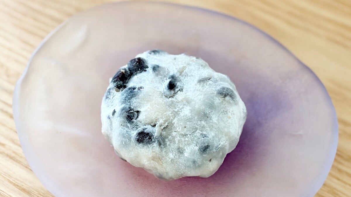 豆のほくほく感と上品な甘じょっぱさがたまらない……【セブン】の大福