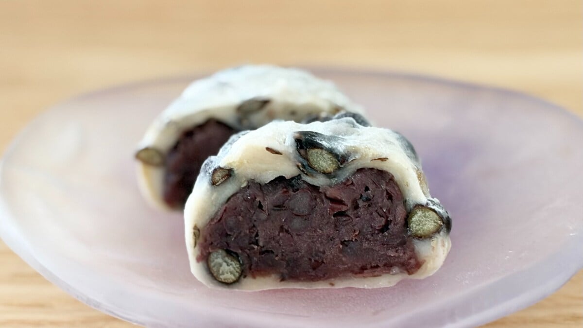 豆のほくほく感と上品な甘じょっぱさがたまらない……【セブン】の大福