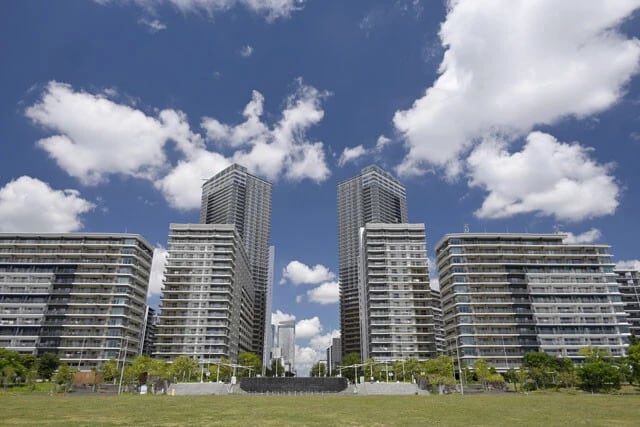 売り出し時には平均15倍以上、物件によっては100倍以上という高倍率も話題となった晴海フラッグだが、現在の中古市場では買い手が付かない在庫が累積している