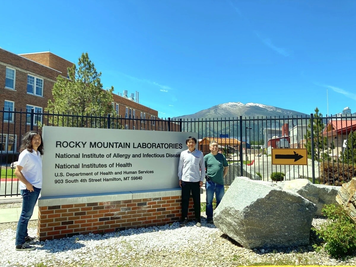 ロッキーマウンテン研究所のエントランスにて。私、北海道大学のM、ロッキーマウンテン研究所のO先生。深夜に空港まで迎えに来ていただいたり、O先生には送迎で何度もお世話になった。ありがとうございました！