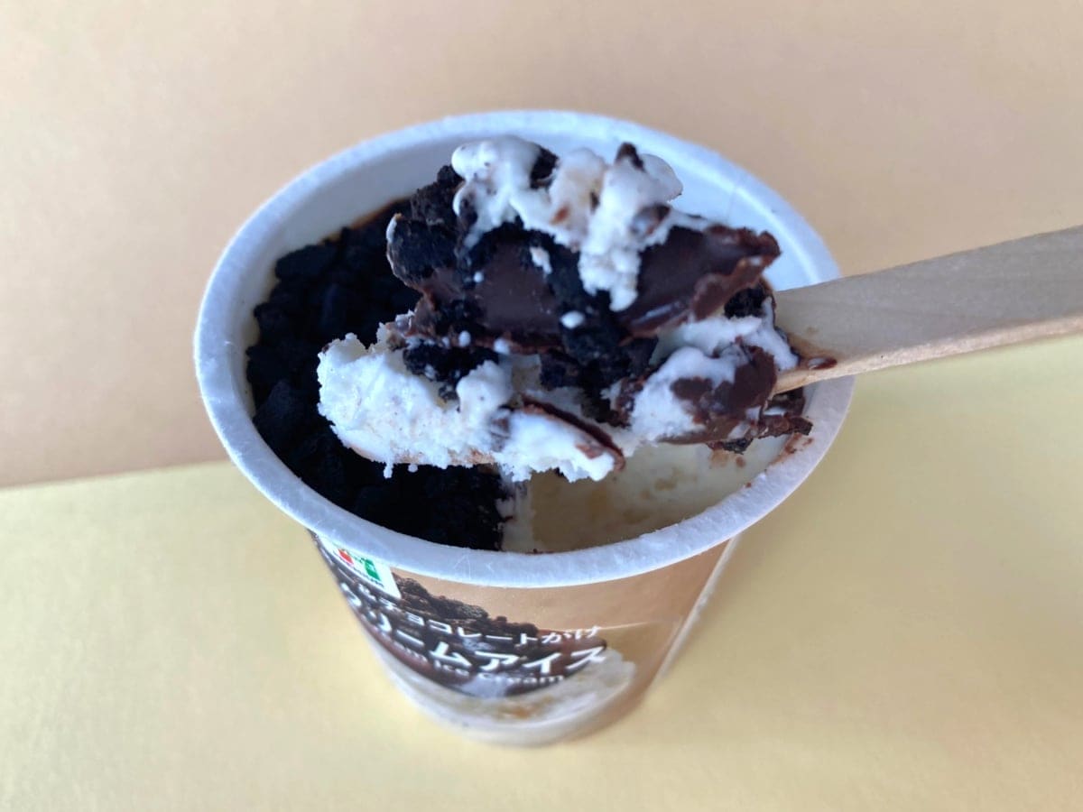 混ぜても良し!このまま食べても良し!【セブン】ザクザク感がクセになるクッキークリーム