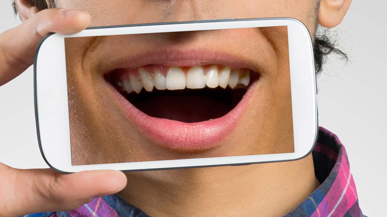 「スマホ見すぎ」で口が臭くなる!? ロッテが検証した“ながらガム”の効果とはの画像1