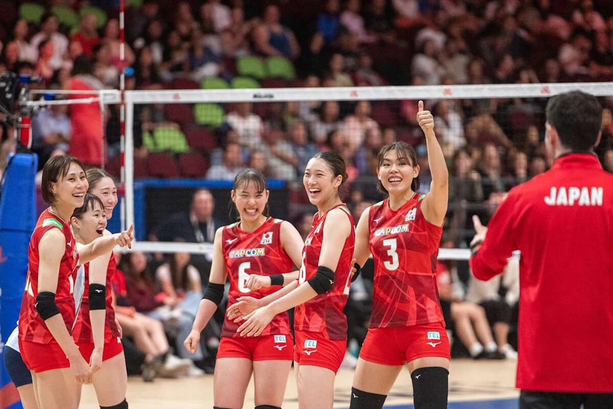 女子はキャプテン古賀が昨年に引退。新エースとして、国内屈指の得点力を誇る佐藤（右から3人目）らに期待がかかる