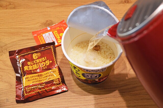 （２）熱湯！　カレーメシに熱湯を注ぎ、手順どおり作っていく。今回は完全メシ版を使用しているが、もちろん通常版のカレーメシでも代用可能。この時点で牛脂やニンニクはまだ入れないこと