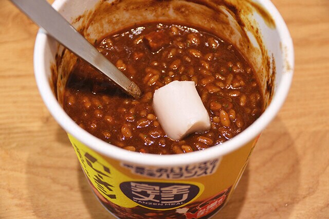 （３）牛脂！　熱湯を注いで５分たったら調味料を加え、カレーメシをいったん完成させてから牛脂を投入してさらに混ぜる。牛脂は最後に入れないと仕上がりに影響が出てしまうので気をつけよう