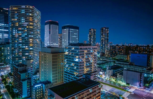 豊洲のタワマン群。一見、煌びやかに見える住民たちも、金利や物価が上昇するなか、生活スタイルを変化させているようだ