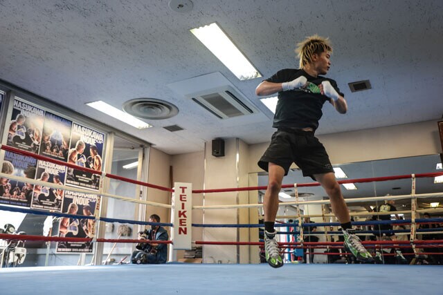 キックから転向して8戦目で世界戦。練習の端々にボクシングらしからぬ動きを見せる