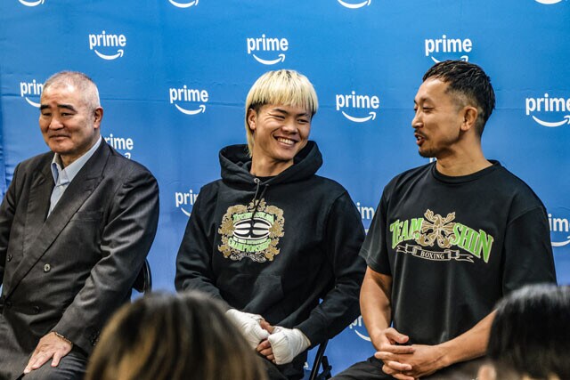 ジョー小泉氏のギャグにも動じない浜田剛帝拳ジム代表（写真左）にもこんな顔をさせる天心と栗生トレーナー（写真右）