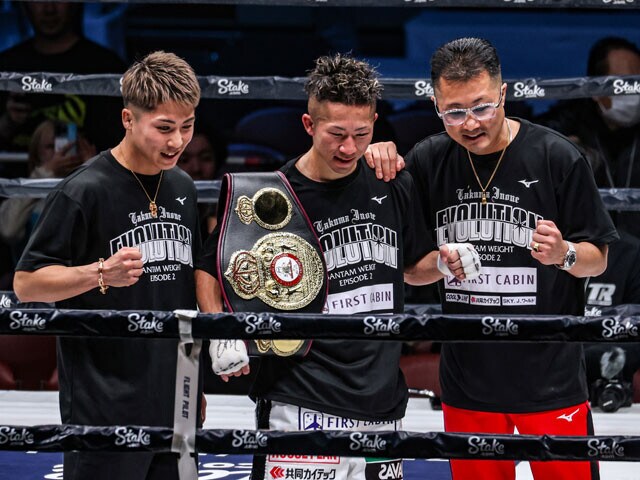 今やボクシング界を象徴する3ショット。父親にしてトレーナーの井上真吾（写真右）、兄・尚弥（写真左）と弟・拓真（写真中央）。天心はこの牙城を崩すことが出来るか