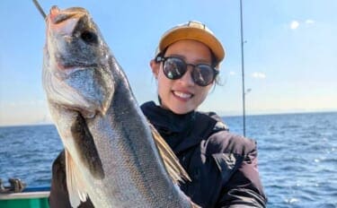 関東エリアの【船釣り特選釣果】東京湾ルアー五目便で70cm超え良型シーバス炸裂！青物・アジも好調