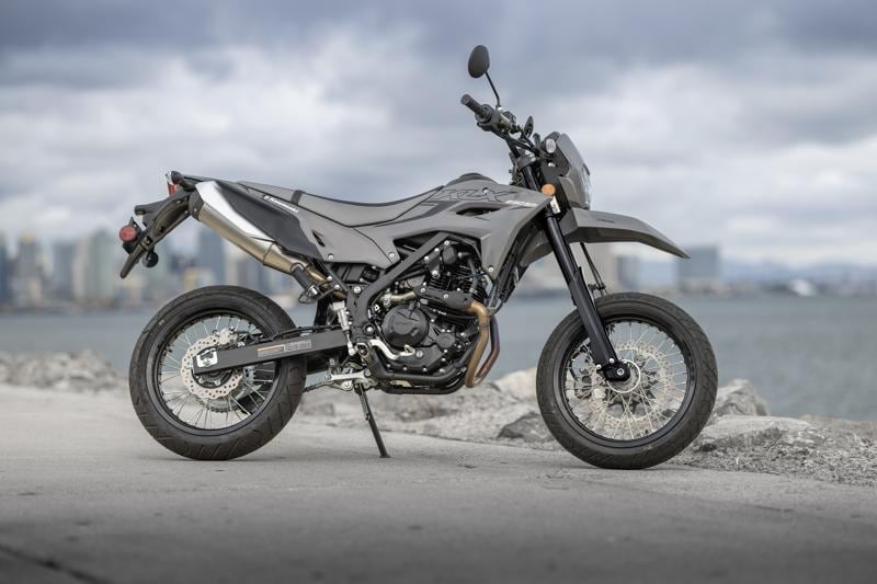 ストリートで自在に駆け抜けるパフォーマンスを持つ「KLX230SM」が、さらなるアップデートを果たして新たに登場