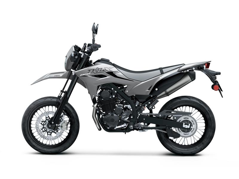 ストリートで自在に駆け抜けるパフォーマンスを持つ「KLX230SM」が、さらなるアップデートを果たして新たに登場