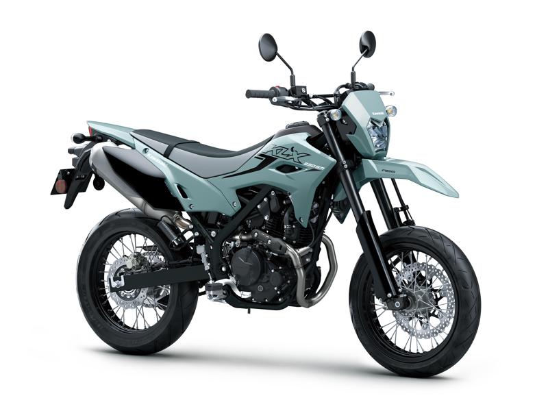 ストリートで自在に駆け抜けるパフォーマンスを持つ「KLX230SM」が、さらなるアップデートを果たして新たに登場