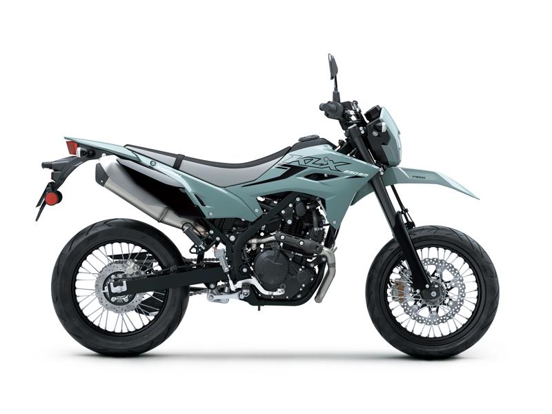 ストリートで自在に駆け抜けるパフォーマンスを持つ「KLX230SM」が、さらなるアップデートを果たして新たに登場