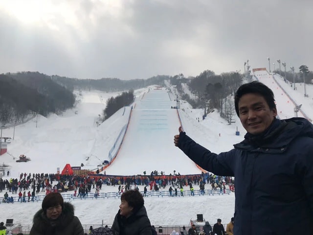 スノーボード「ビッグエア」の会場にて。この日も曇天と強風で、競技開始時間が遅れました