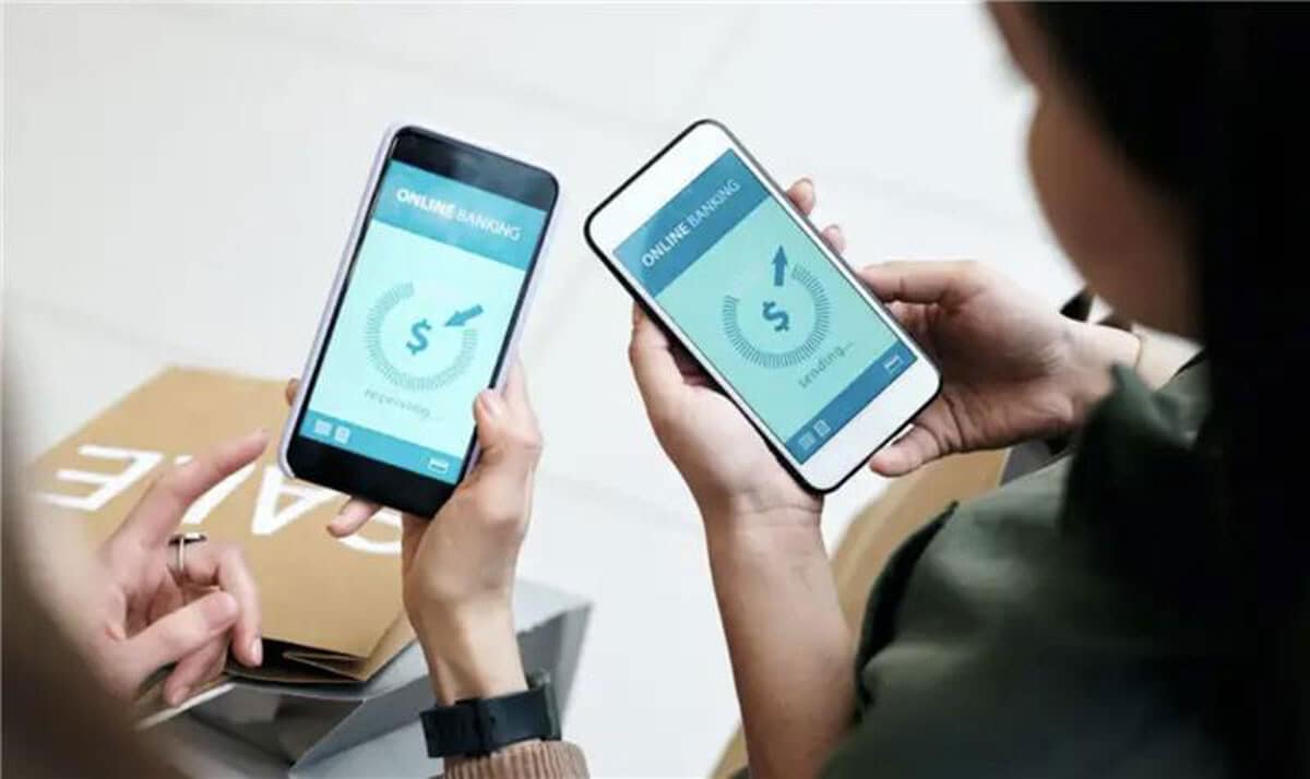 スマートフォンのワンクリックで取引が完了することは銀行のオンライン取引も同様だが、暗号通貨の場合、誰からの送金によるものなのか遡って追跡することは困難になる