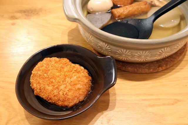 コロッケそばがあるんだから、コロッケおでんだってアリ! 崩れやすいのが気になる人は、だしをかけて食べるのがオススメだ