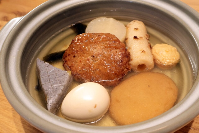 プレーンなハンバーグを入れても問題ないが、大根はおでんの定番。大根おろしがだしと混ざることで味に深みが生まれる!