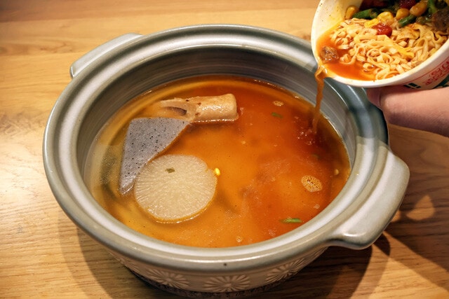 先にスープだけを入れるとピリ辛トマトおでん風に味変可能。シメで麺を入れ、軽く煮込んで食べると絶品和風トマトラーメンに!