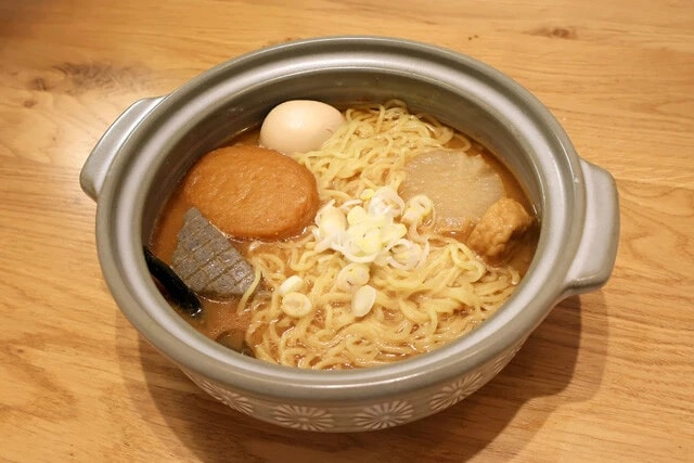 おでんをある程度食べたら味噌スープとゆでた中華麺を投入。味噌ラーメンと味噌おでんのいいとこ取り。バターを足してもウマい!