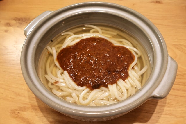余っただしに冷凍うどんを入れて再加熱。麺がほぐれたらレンチン済みのレトルトキーマカレーを入れるだけ。コク深いカレーうどんに!
