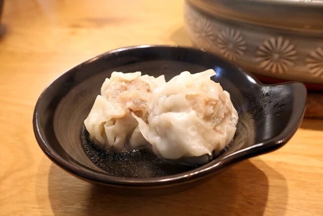 粗びき肉とふわっとした皮がだしをよく吸い、圧倒的な一体感が出る。レンチン後に入れても、そのまま煮込んでもOK!