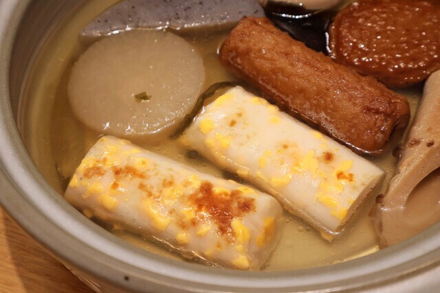 かまぼこがおでんに合うのは言わずもがな。練り込まれたチーズが熱でとろけておいしさ倍増! たんぱく質が豊富なのもうれしい