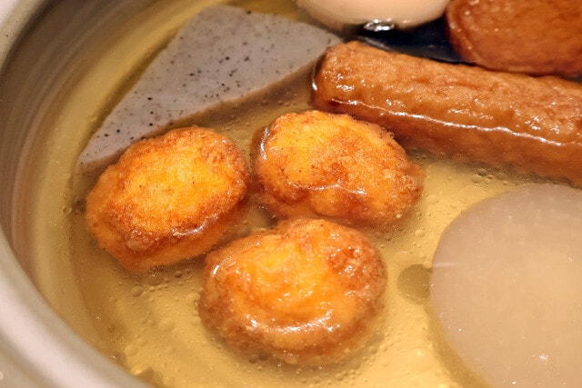 あっさり若鶏むね肉のからあげクンなら、おでんのだしとも相性抜群。フレーバーごとの違いも出るので、いろいろ入れると楽しい!