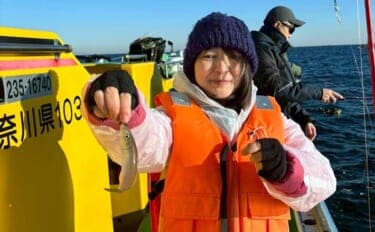 「寒さを忘れる好反応！」東京湾の船シロギス釣りで11〜39尾と数伸びる【金沢八景・荒川屋】