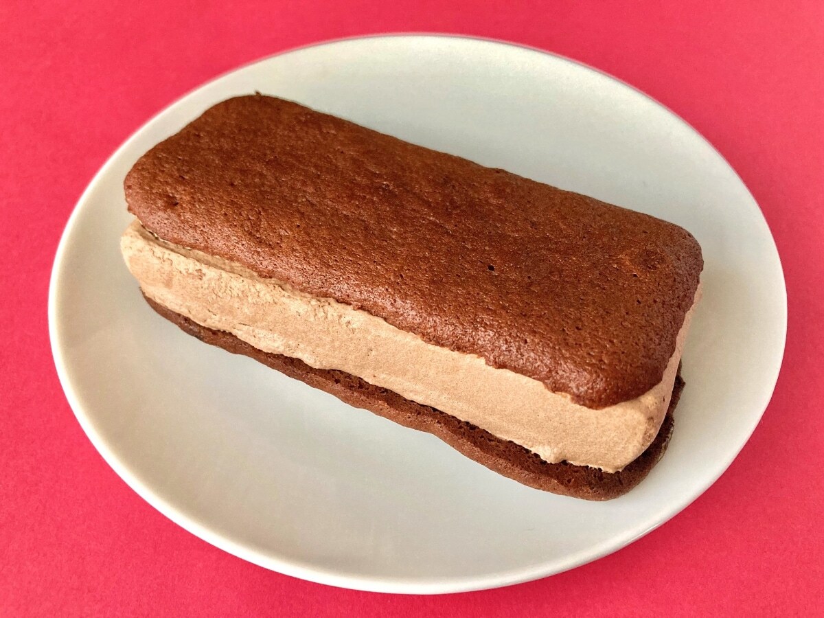 絶対食べたい！即買い確定！？【セブン】チョコの味わいが最高！なサンドアイス