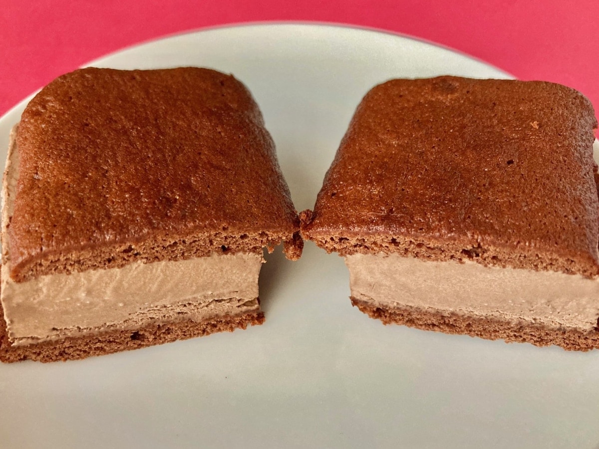 絶対食べたい！即買い確定！？【セブン】チョコの味わいが最高！なサンドアイス