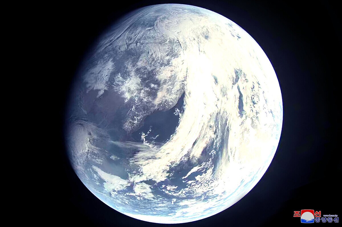 3月16日に発射された大陸間弾道ミサイル（ICBM）「火星砲17」型に設置されたカメラで宇宙から撮影したとみられる地球の画像。もはやこの美しい地球そのものが持つかどうかも分からないのだ