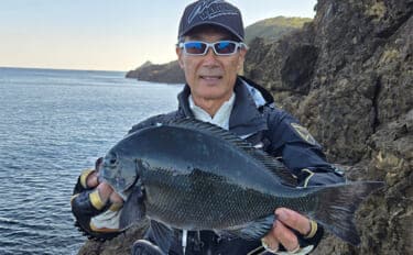 真冬の沖磯で40cm級尾長を好捕！【伊豆半島】 一筋縄でいかない寒メジナ釣りを満喫