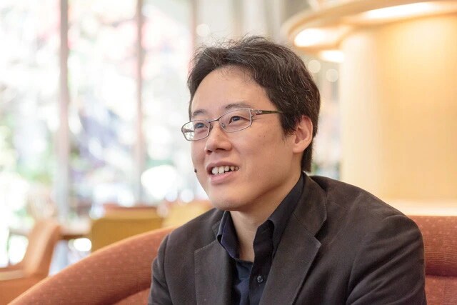 「深刻な危機に直面すると、主体的に考える力のない国の『フェイクな近代性』が露呈してしまう。政府のコロナ対応を『先進国とはいえないレベル』だと感じてしまうのも、そのためです」と語る白井聡氏