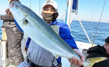 「まずはアジ確保から！」東京湾アジ泳がせ釣りで4.8kgワラサを手中【けやき丸】