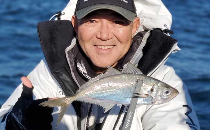 「まずはアジ確保から！」東京湾アジ泳がせ釣りで4.8kgワラサを手中【けやき丸】
