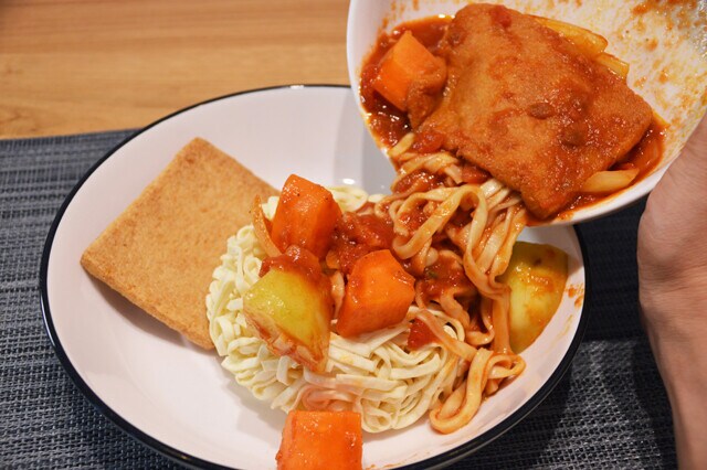 どん兵衛にトマト缶200gを加え、さらに野菜とカレースパイスを混ぜる。スパイシーなトマトカレー煮込みうどんといった風合いで激ウマだが、これをどん兵衛の乾麺にぶっかけて食べることに。麺で麺を食らう真性バカレシピだ！