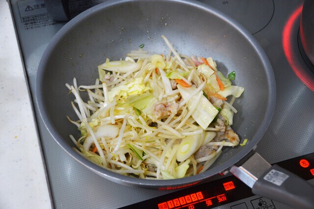 チキンラーメンのレシピに修正指示を出すと、チキンラーメンのスープだけを使い、麺は手打ち麺を使用することに。肉野菜炒めをのせて激ウマ化には成功したが、これはチキンラーメンじゃないやつ！