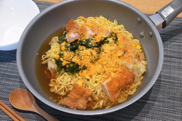 わかめラーメンで作るチャーハン餃子ラーメン