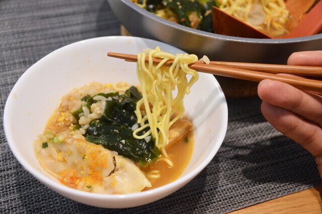 チャーハンと餃子をフライパンで炒め、わかめラーメンを入れ、さらにファミチキと削ったうまい棒をトッピング。見た目は残り物を廃棄する寸前にしか見えないが、計算され尽くしたかのようにスープに奥行きが生まれ激ウマ！