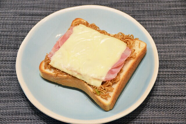 ペヤングを使ったチーズとベーコンのパン