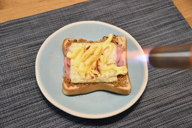 大量のマヨネーズをガスバーナーであぶり、ペヤング5個分のふりかけとスパイスをかけて味とインパクトを強化。これぞ本物のバカレシピだ