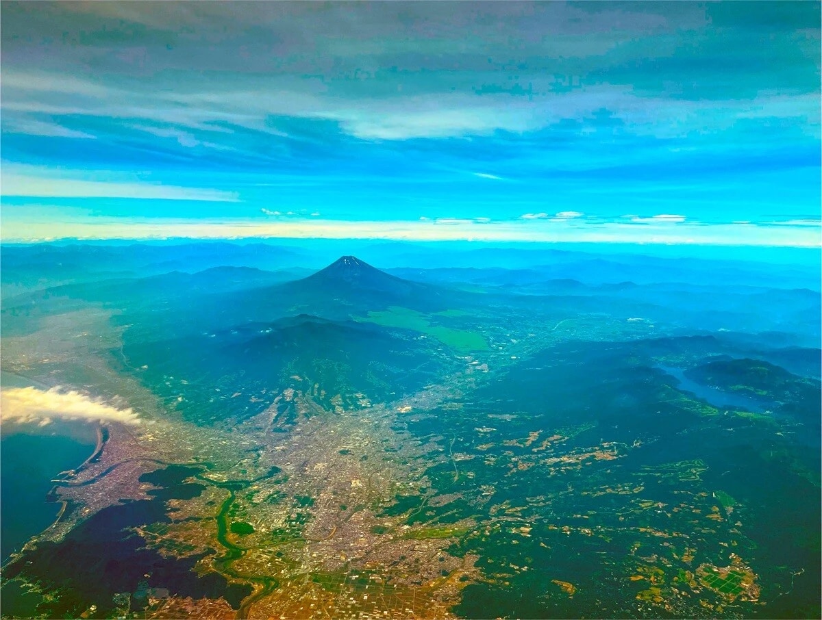 飛行機から初めて見た富士山の全景。左手に駿河湾、右に見える湖はたぶん芦ノ湖。真ん中下に広がる町はおそらく三島。