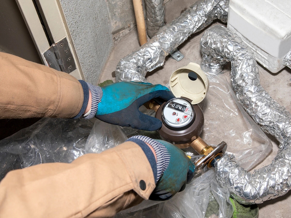 ホームセンターなどで売っている工具で、慣れれば10分で盗めるという水道メーター。点検の作業効率の観点から鍵をつけることもできない