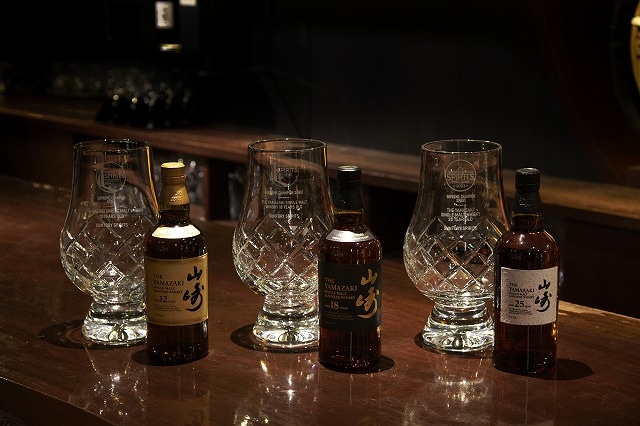 サントリーウイスキー「山崎18年」が国際コンペで全部門の最高賞　ブランド3連覇を記念して銀座のバーでイベント開催 サントリーのシングルモルトウイスキー「山崎」。「12年」「18年」「25年」が国際酒類コンペで全部門での最高賞を受賞した