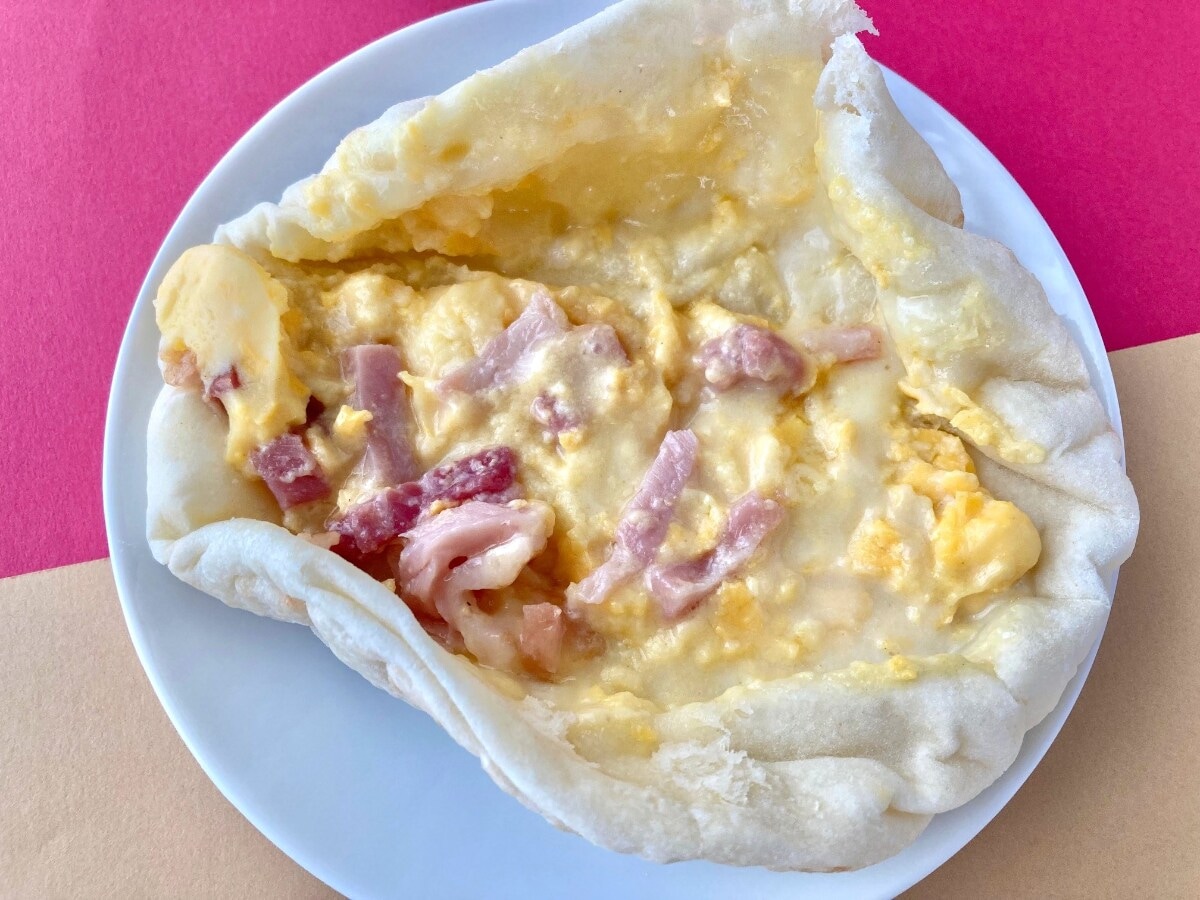 間違いない組み合わせ！生地のもちもち感もよき！【ローソン】ベーコンとたまごを包んだピザロールの新作