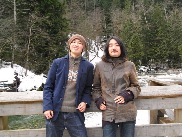 2009年、2度目の北米出張はカナダのバンクーバーでストップオーバー。ノースバンクーバーにて。ニット帽を被っているのがJ。飛行機酔いと時差ぼけで、私は瀕死である。